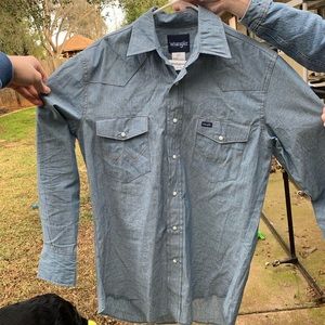 Wrangler button up long sleeve shirt